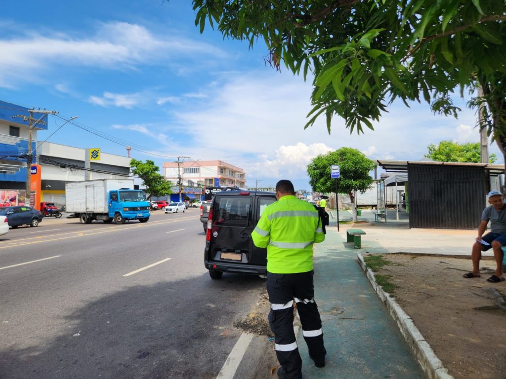 Agente do IMMU autuando veículo por estacionamento irregular na zona Oeste de Manaus