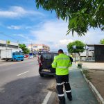 Agente do IMMU autuando veículo por estacionamento irregular na zona Oeste de Manaus