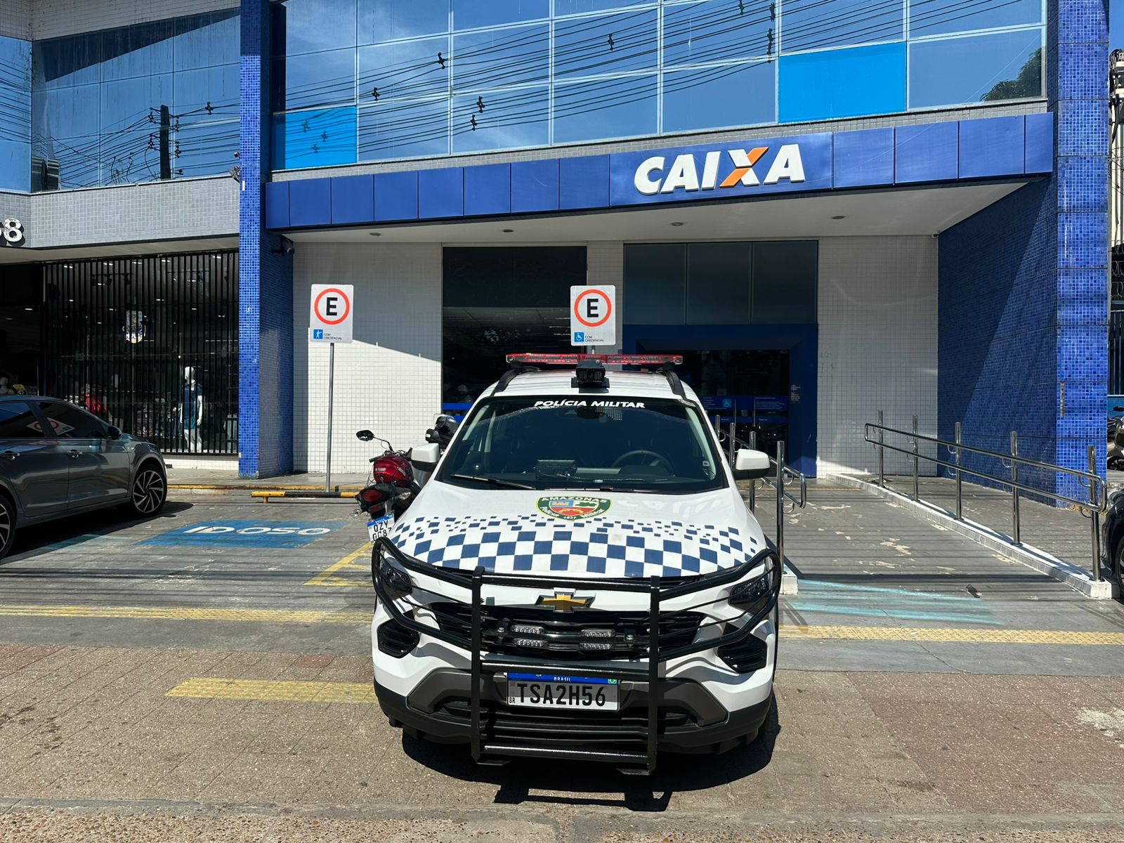 Casal é preso ao tentar roubar benefício de idosa em Manaus