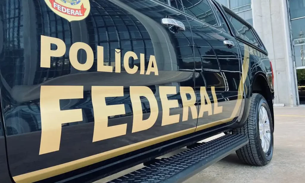 Polícia Federal cumpre mandado na casa de Jair Bolsonaro após decisão do STF