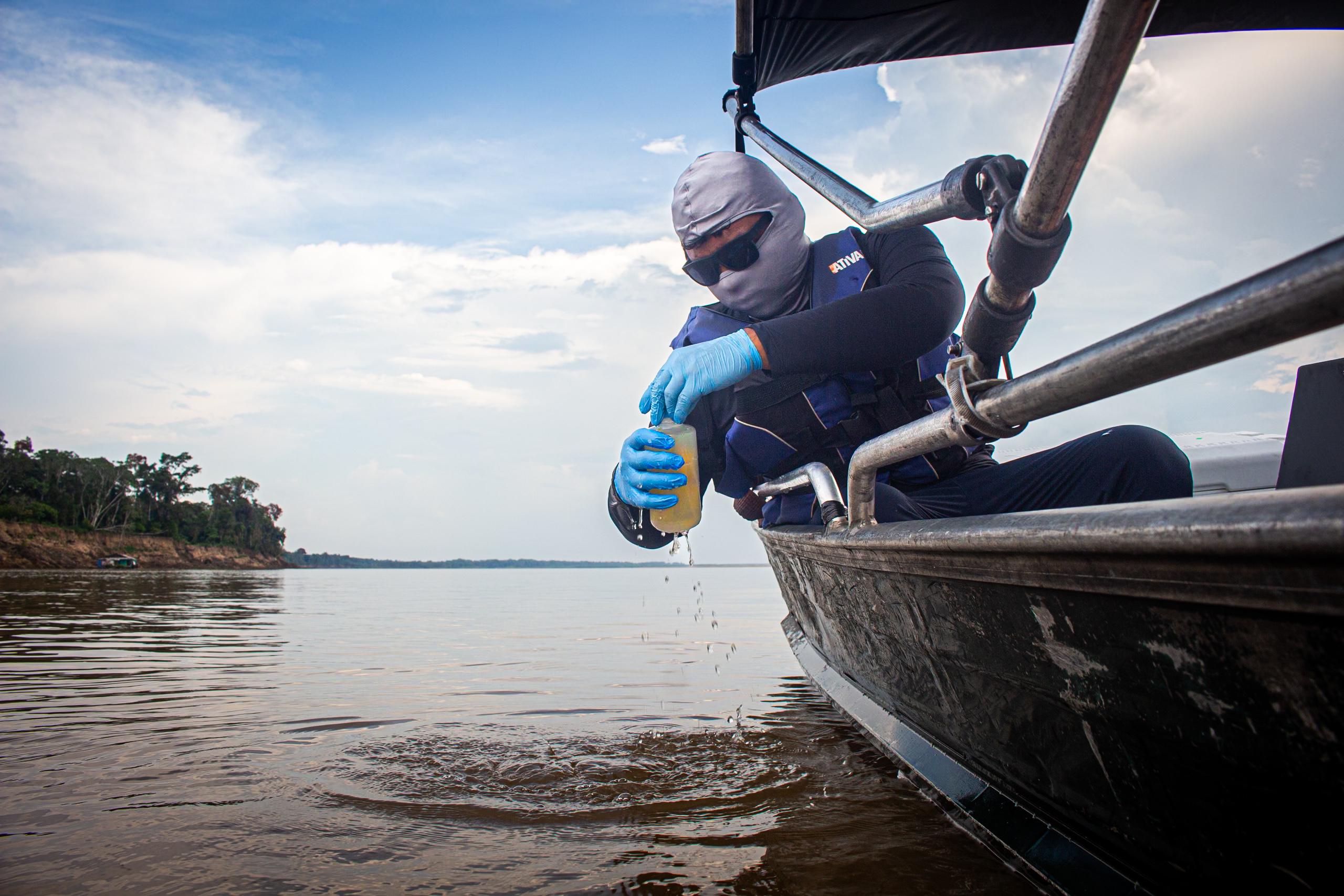 Expedição da UEA analisa qualidade da água no Rio Madeira