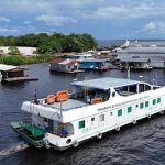 Técnicos do Ipaam realizam coleta de água no Rio Tarumã-Açu para análise de qualidade
