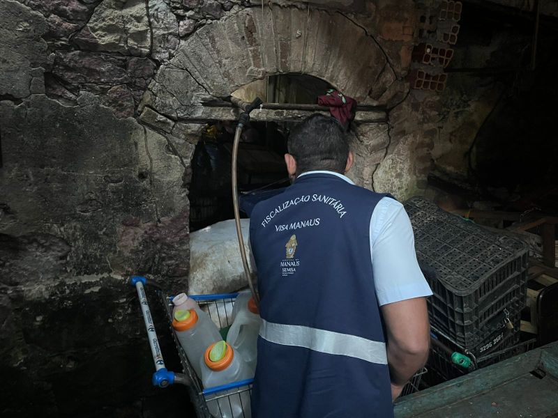 Fiscalização apreende 150 quilos de alimentos irregulares no Centro de Manaus