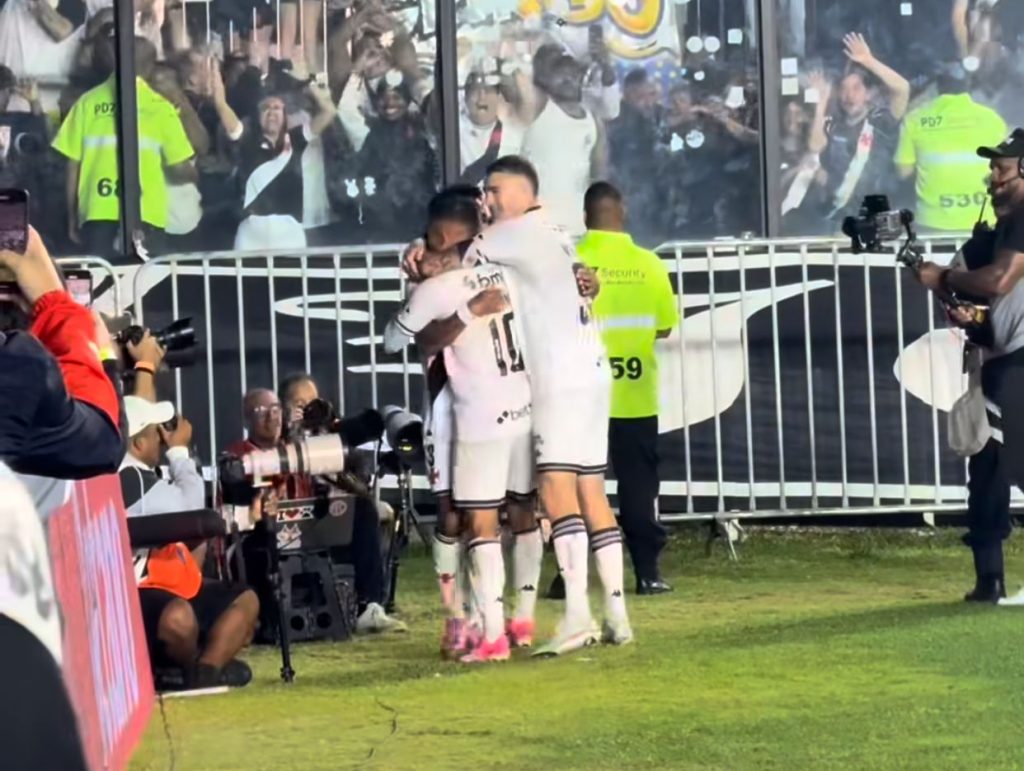 Jogadores do Vasco comemorando gol contra o CSA em São Januário
