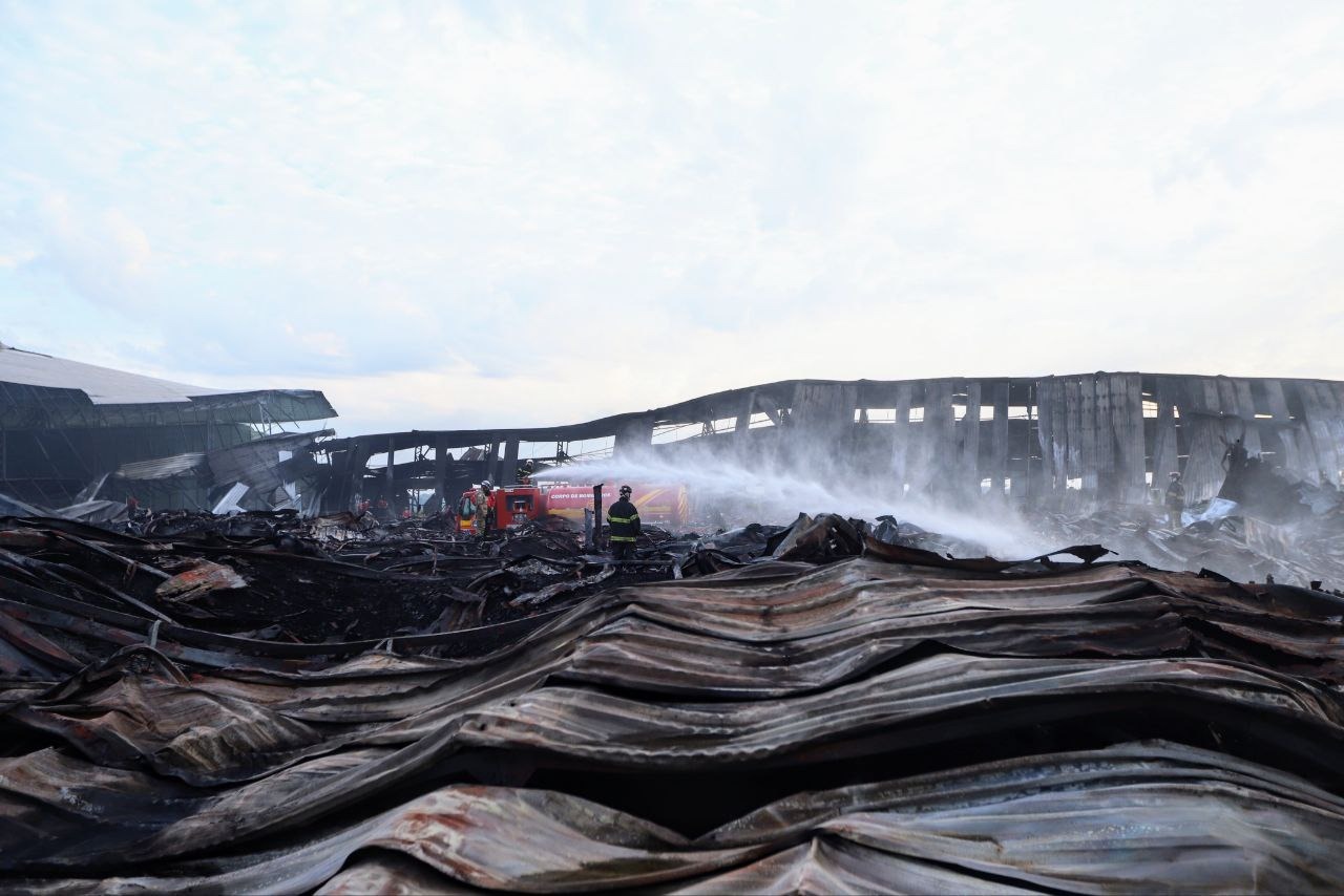Incêndio em fábricas é um dos maiores da história de Manaus, dizem bombeiros