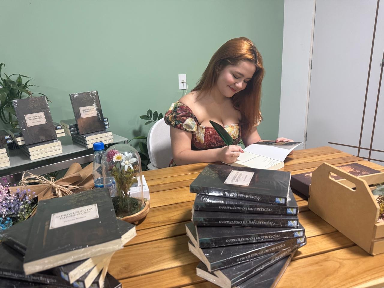 Aos 17 anos, Victória Barbosa lança seu primeiro livro em Manaus