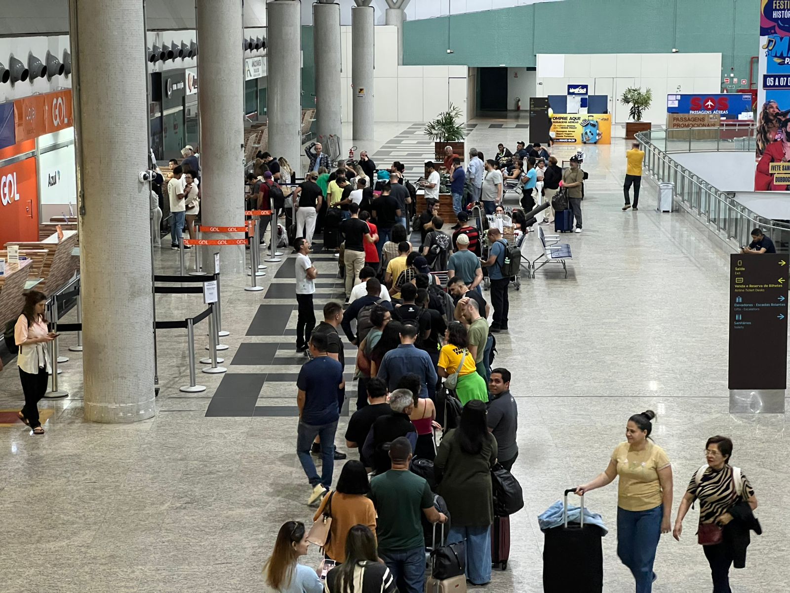 Aeroporto de Manaus teve 8 voos cancelados e longas filas após pouso de emergência
