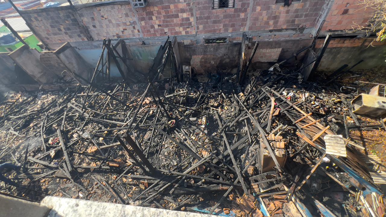 Incêndio destrói 6 quitinetes de madeira no Morro da Liberdade, em Manaus