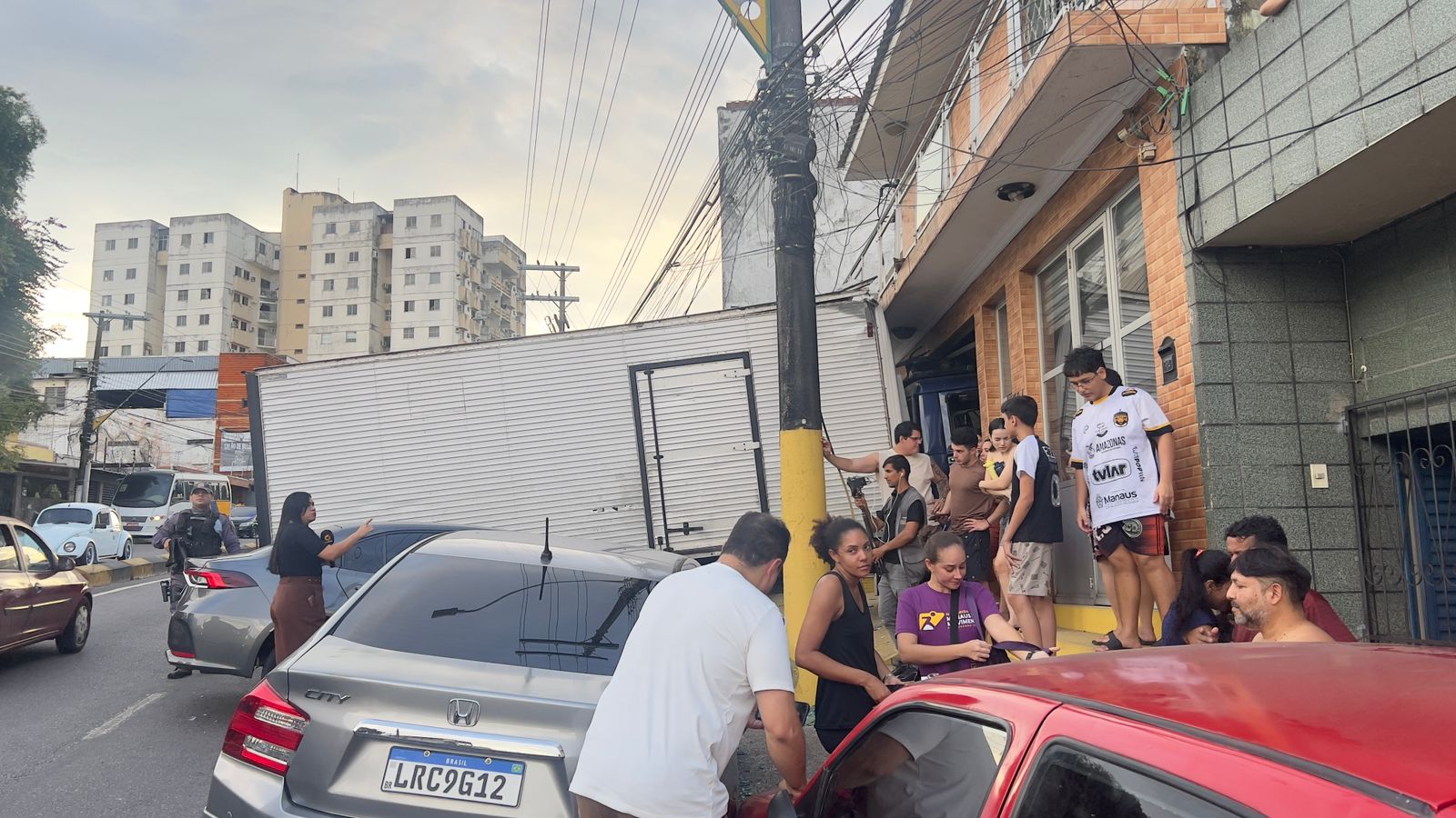 VÍDEO: Motorista perde controle de caminhão e invade casa em Manaus