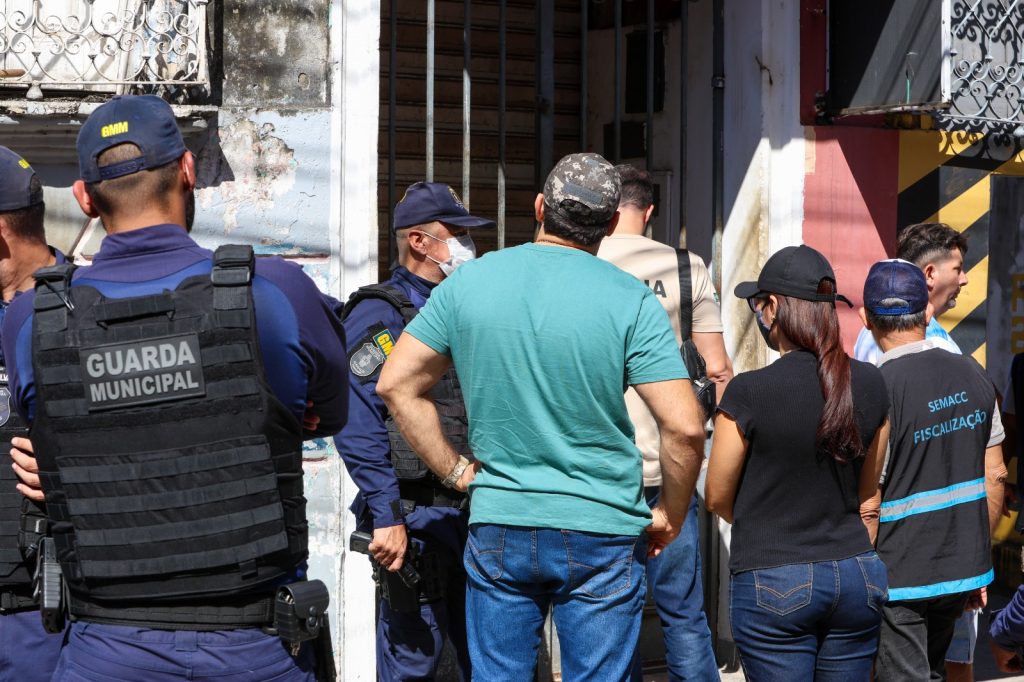 Agentes da Semacc e Visa Manaus durante operação no Centro de Manaus