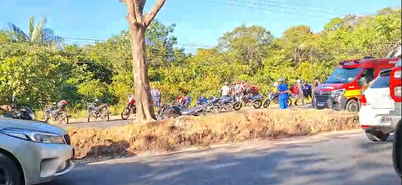 VÍDEO: Motorista morre após bater em poste e capotar na Avenida do Turismo