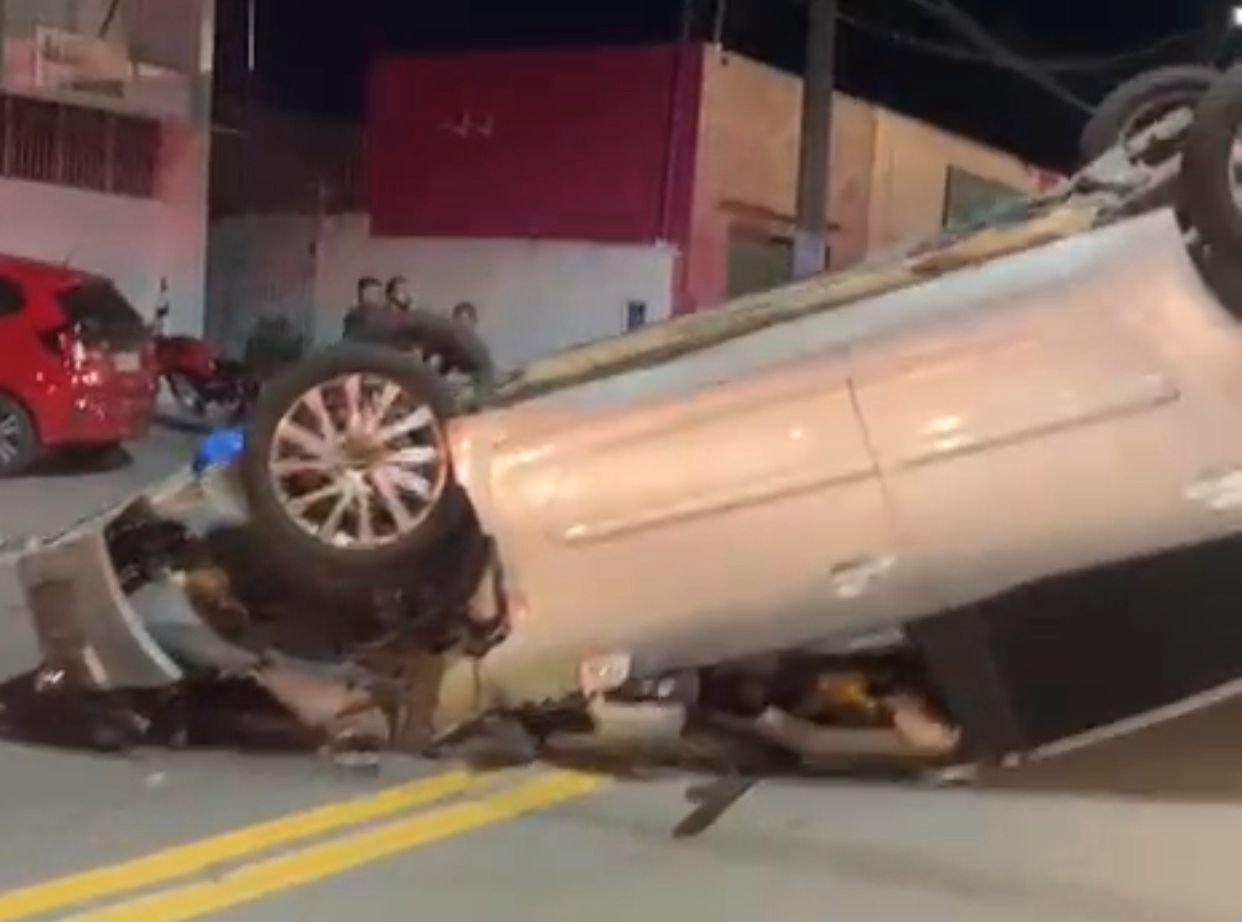 VÍDEO: Carro capota em avenida de Manaus