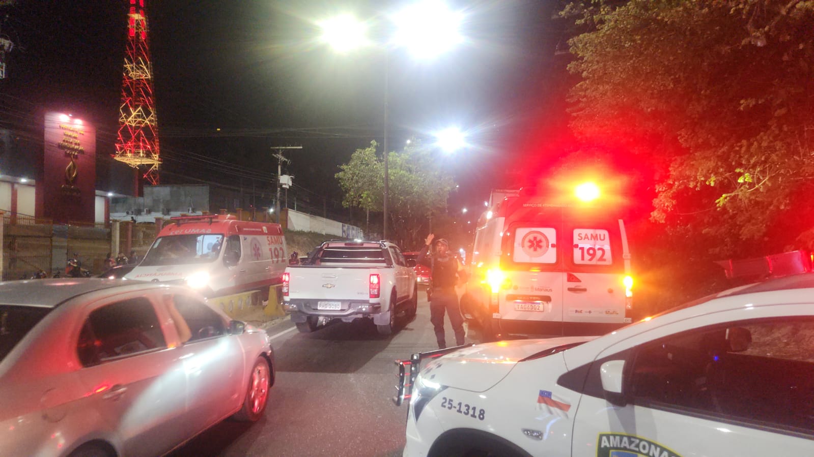 Mulher fica gravemente ferida após colisão entre carro e moto em Manaus