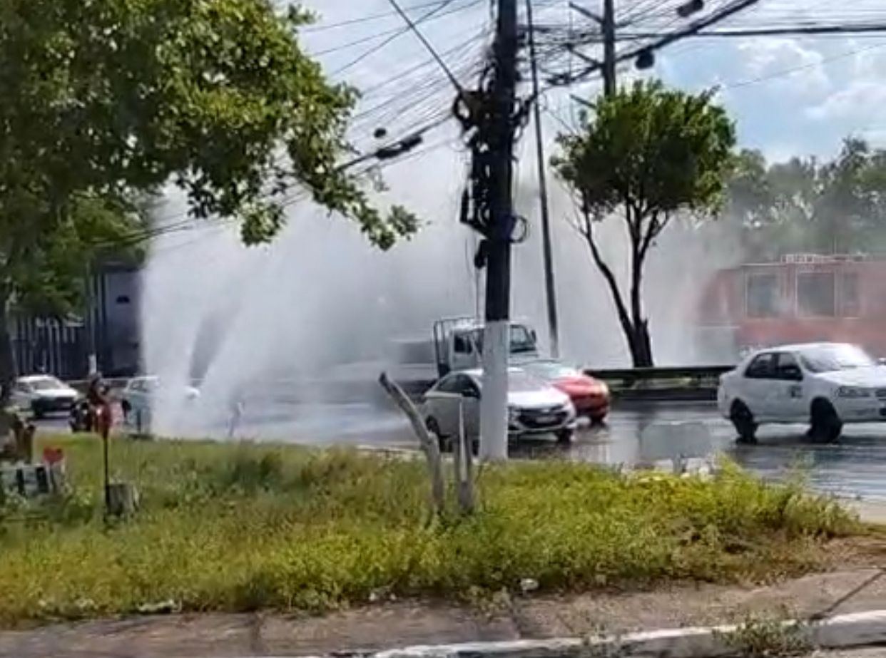 VÍDEO: Rompimento de adutora alaga avenida e deixa famílias sem água em Manaus
