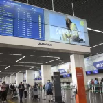 Cartaz informativo da Anvisa sobre prevenção à mpox e sarampo em área de desembarque internacional