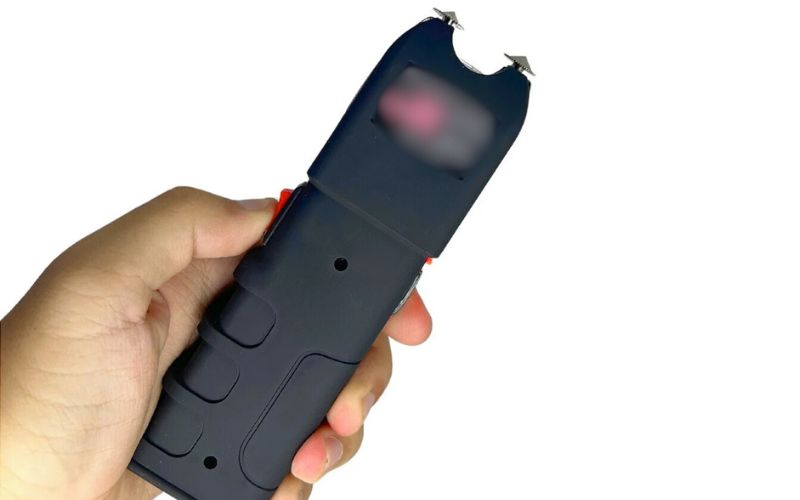 Aleam aprova projeto que permite uso de arma de choque para mulheres