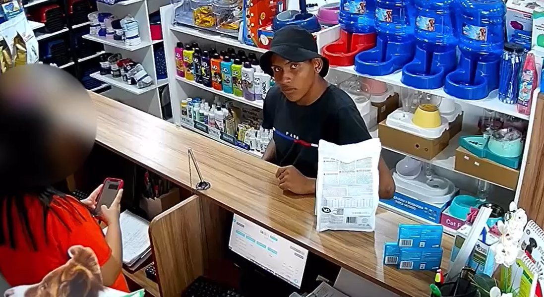 VÍDEO: Homem armado assalta funcionária dentro de clínica em Manaus