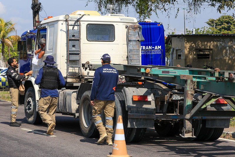 Operação ‘Carga Pesada’ retira 8 caminhões das ruas de Manaus por irregularidades