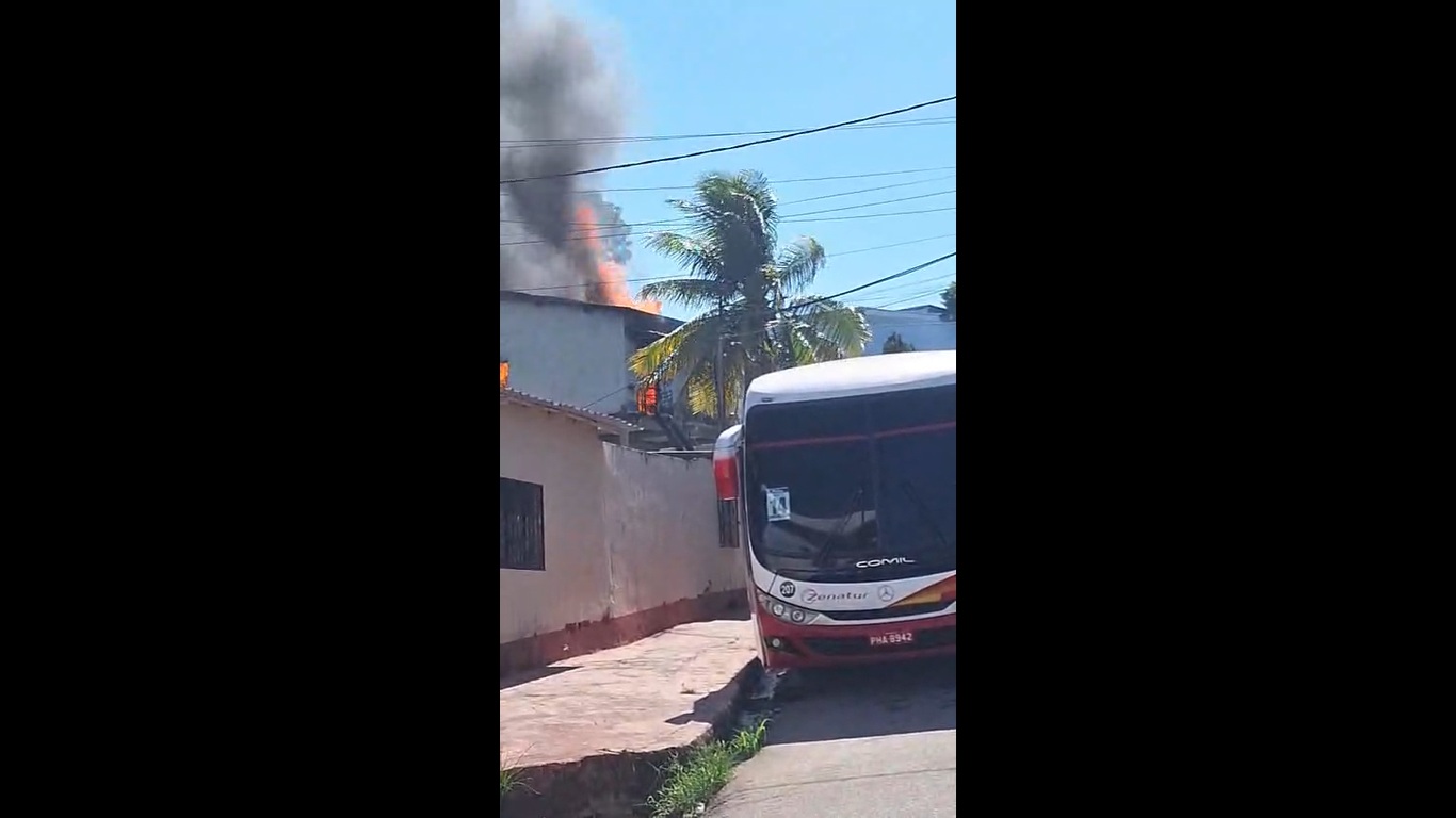 VÍDEO: Casa pega fogo no bairro da Paz, em Manaus
