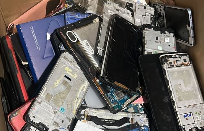 Polícia Civil do Amazonas prende suspeitos em loja de assistência técnica usada como desmanche de celulares em Manaus