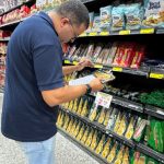 Consumidores observam preços de alimentos em supermercado de Manaus durante pesquisa do Procon