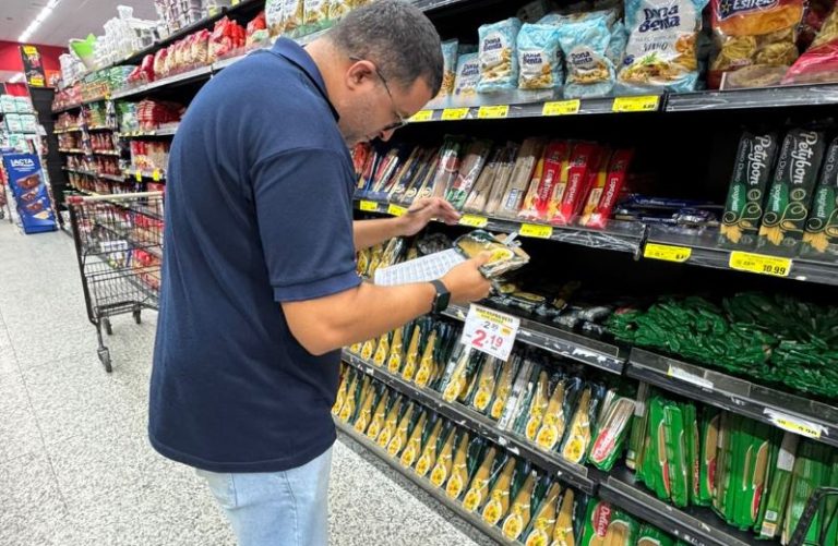 Consumidores observam preços de alimentos em supermercado de Manaus durante pesquisa do Procon