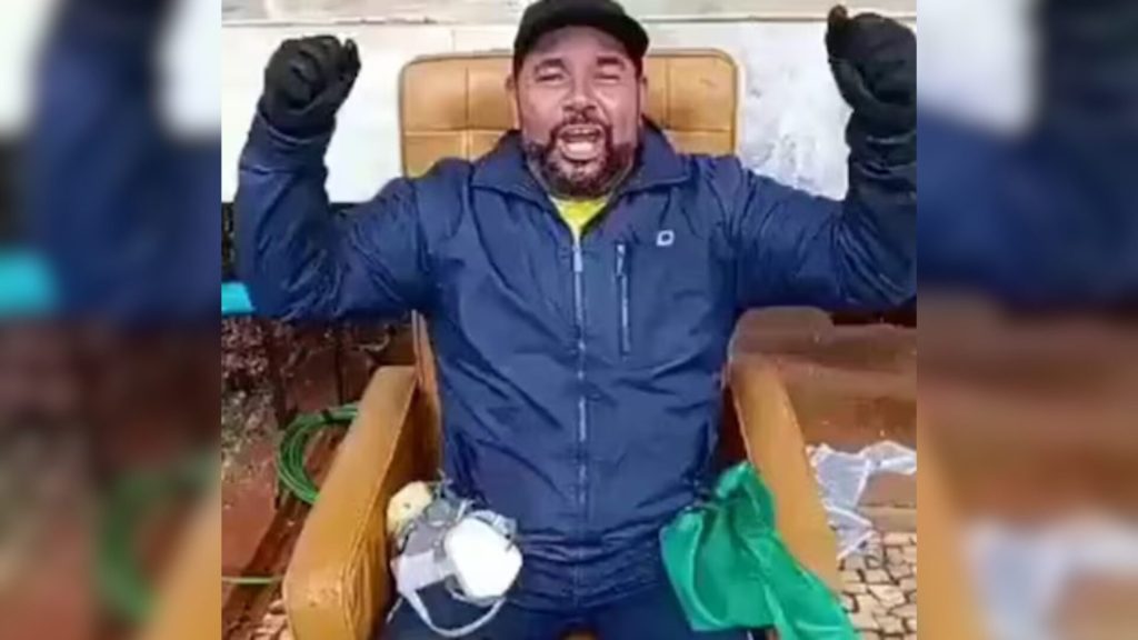 Fábio Alexandre sentado na cadeira de Moraes durante invasão ao STF em 8 de janeiro de 2023