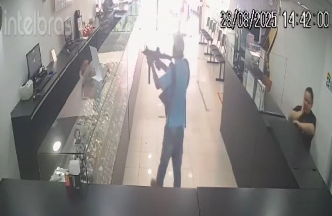 VÍDEO: Criminosos armados com submetralhadora assaltam loja no Centro de Manaus