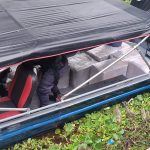 Policiais militares ao lado de lancha com fuzis e drogas apreendidos na ponte de Educandos, em Manaus