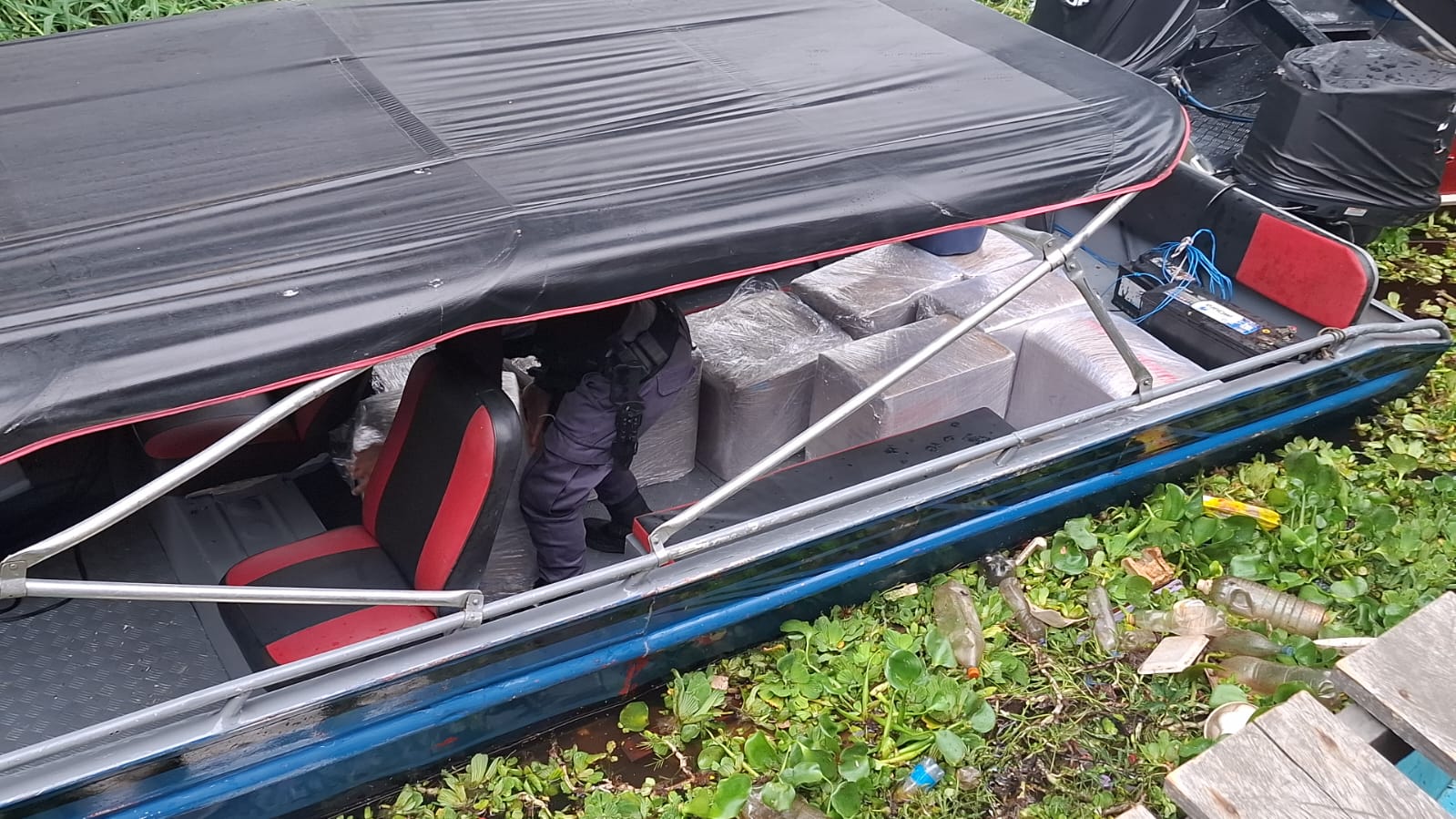 Meia tonelada de drogas e fuzis são apreendidos dentro de lancha em Manaus