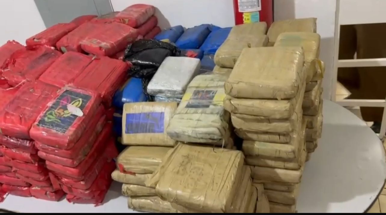 Dois homens são presos com 250 kg de skunk dentro de caminhão em Manaus
