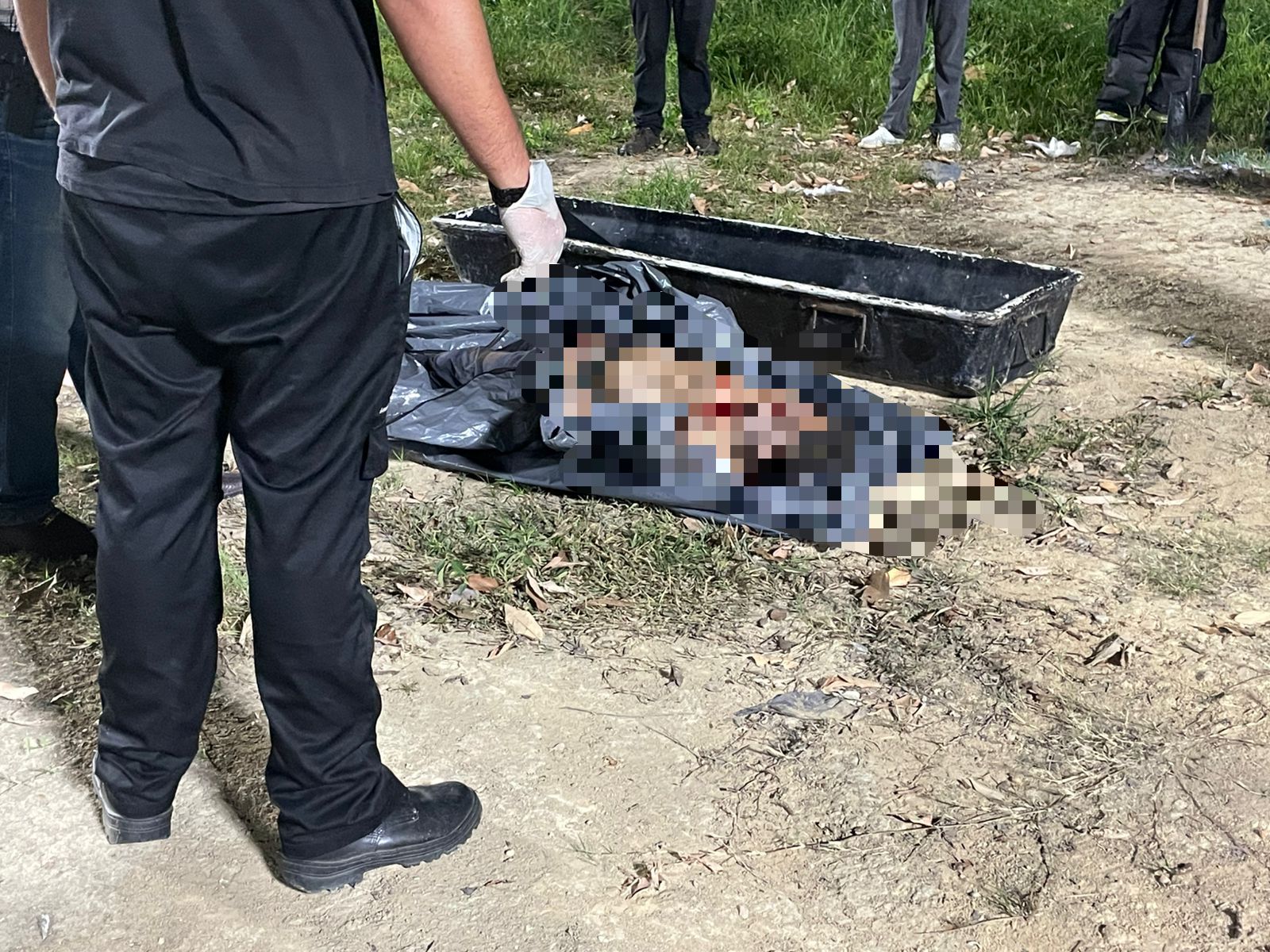 Homem é encontrado morto com 19 perfurações de tiros em cova rasa em Manaus