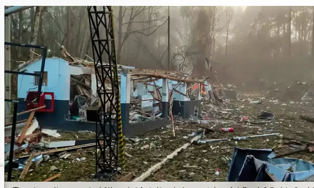 Equipe do Corpo de Bombeiros em ação no local da explosão na fábrica Enaex em Quatro Barras