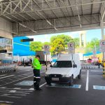 Agente do IMMU fiscaliza veículos em vagas especiais durante operação em Manaus