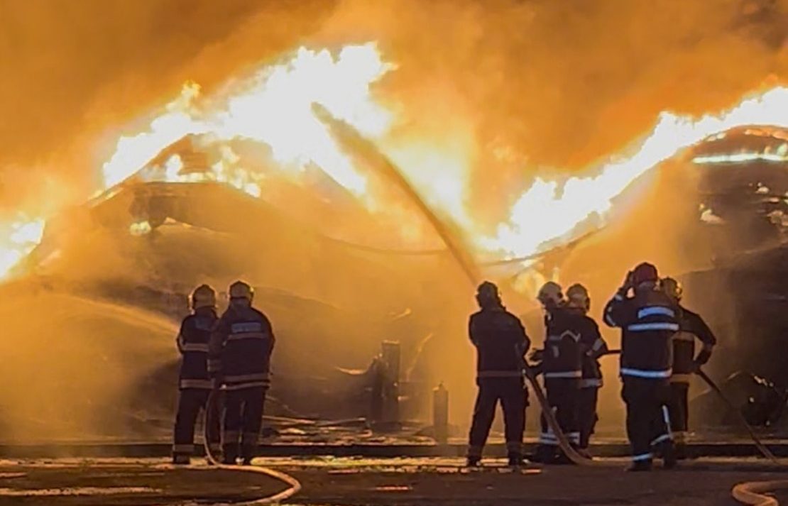 Incêndio na Effa Motors completa 24h e bombeiros mantêm combate intenso