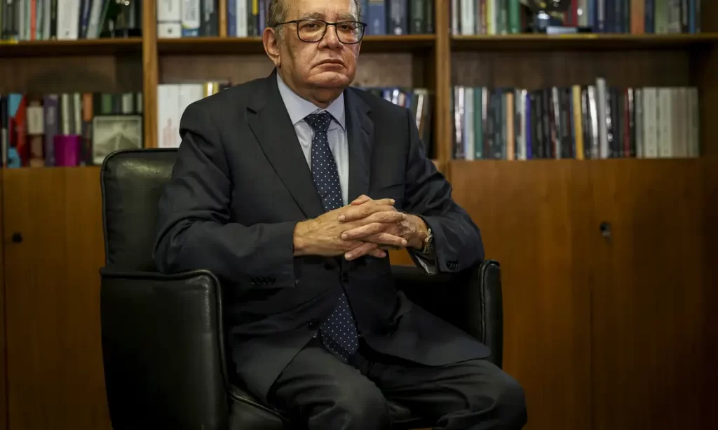 Ministro Gilmar Mendes durante evento em que ironizou decisão dos EUA sobre cancelamento de vistos de ministros do STF