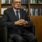 Ministro Gilmar Mendes durante evento em que ironizou decisão dos EUA sobre cancelamento de vistos de ministros do STF