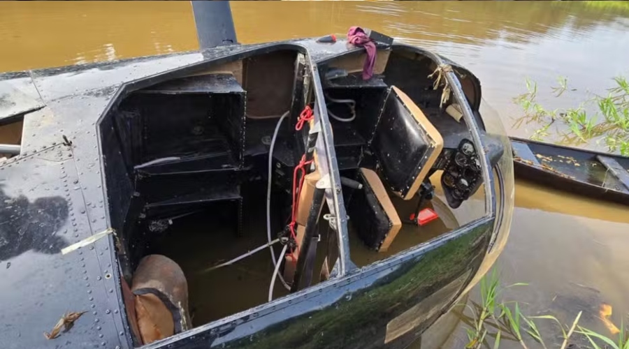 Helicóptero com drogas é encontrado submerso em lago no AM