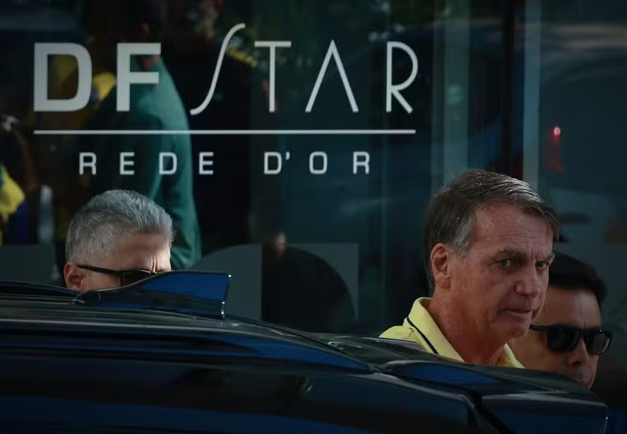 Bolsonaro apresenta esofagite e gastrite, diz boletim médico