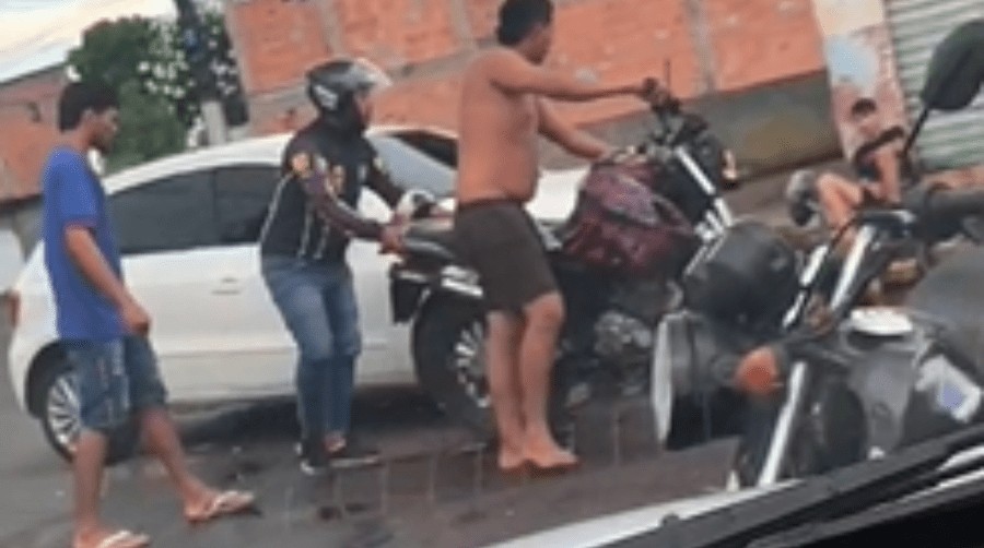 Vídeo: Dois jovens ficam feridos em colisão entre moto e carro na Zona Leste