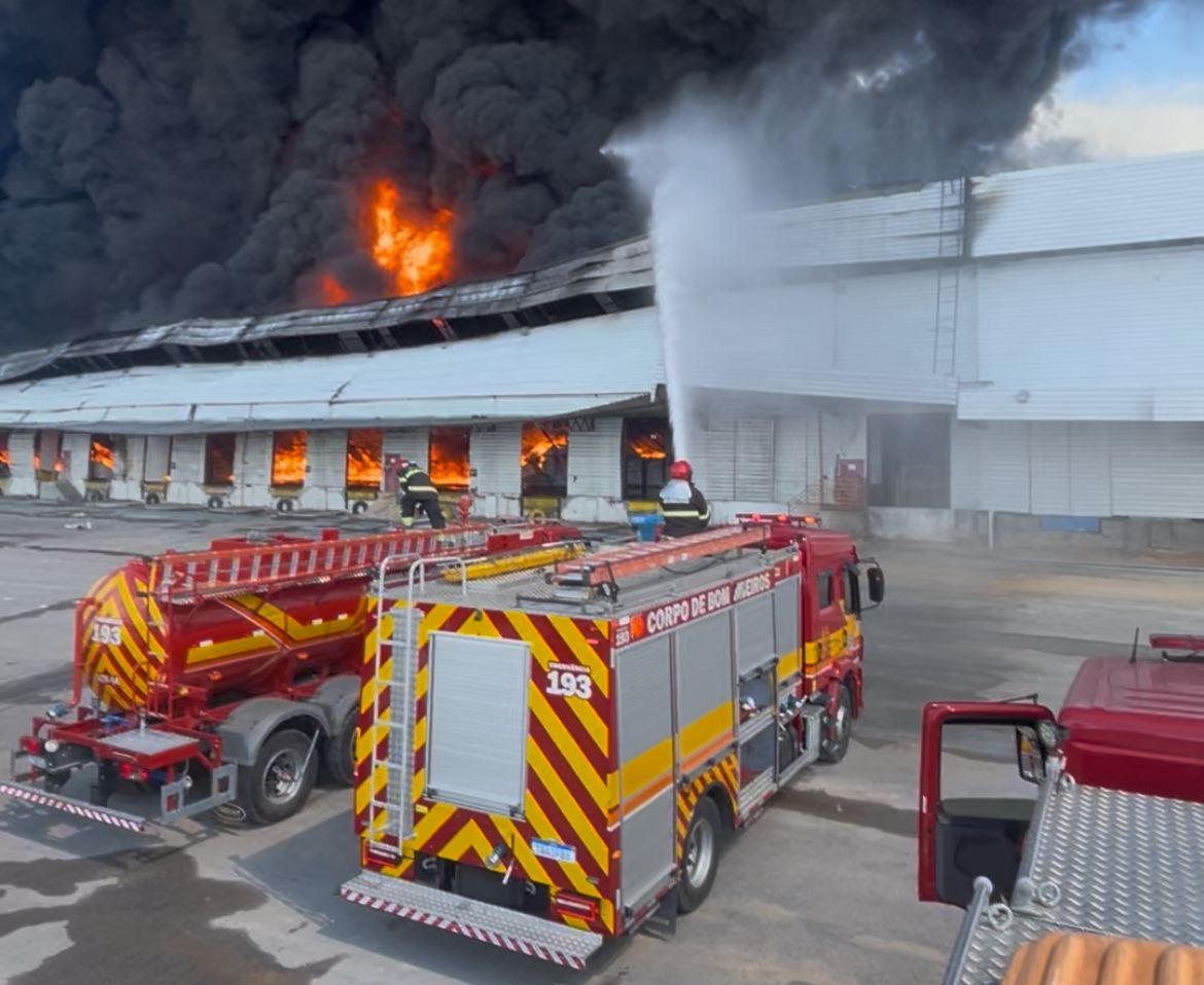 Incêndio na Effa Motors em Manaus já dura mais de 20 horas e atinge empresa vizinha