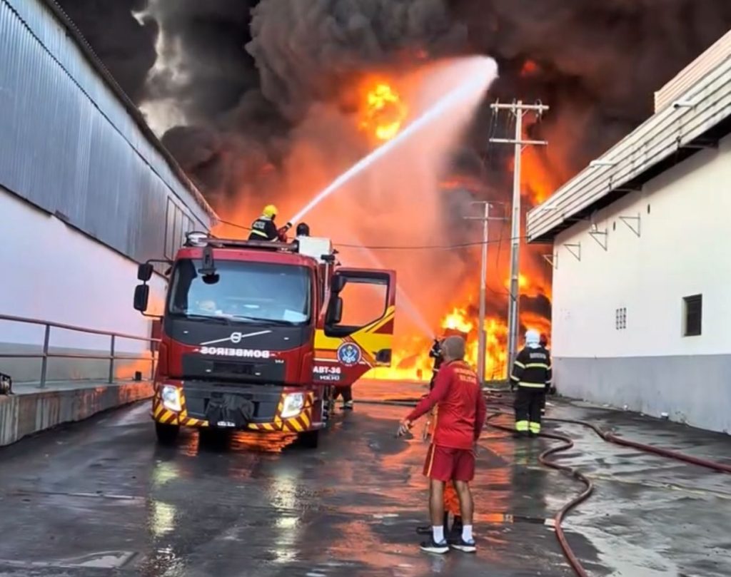 Equipes da Prefeitura de Manaus atuam no combate ao incêndio na fábrica da Effa Motors
