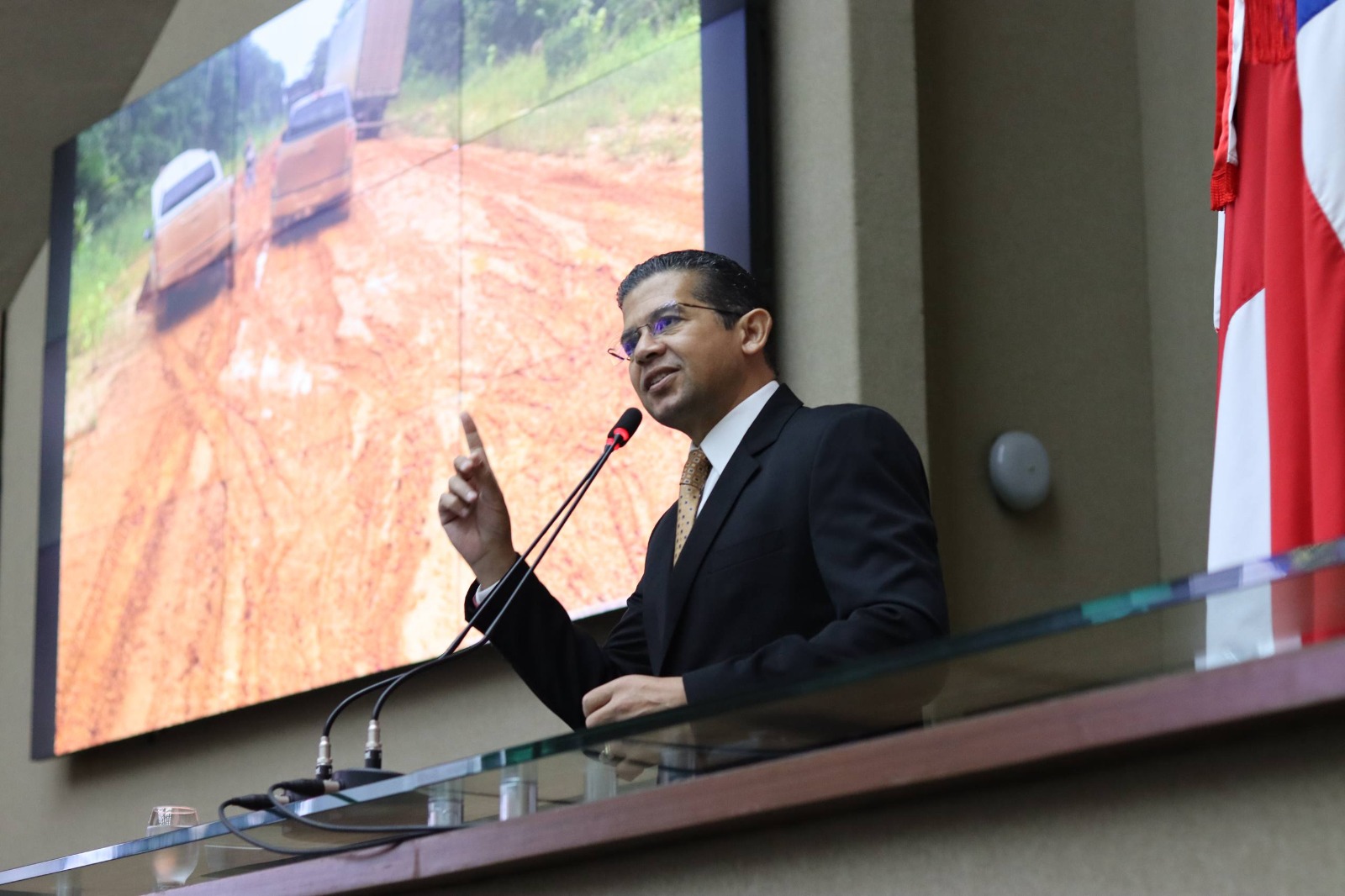 ‘Revitalizar a BR-319 é romper o isolamento do Amazonas’, diz João Luiz