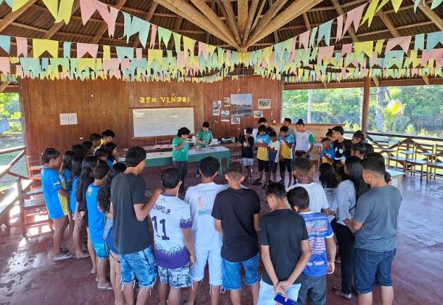 Jovens ribeirinhos participam de oficina da FAS sobre liderança climática na Amazônia
