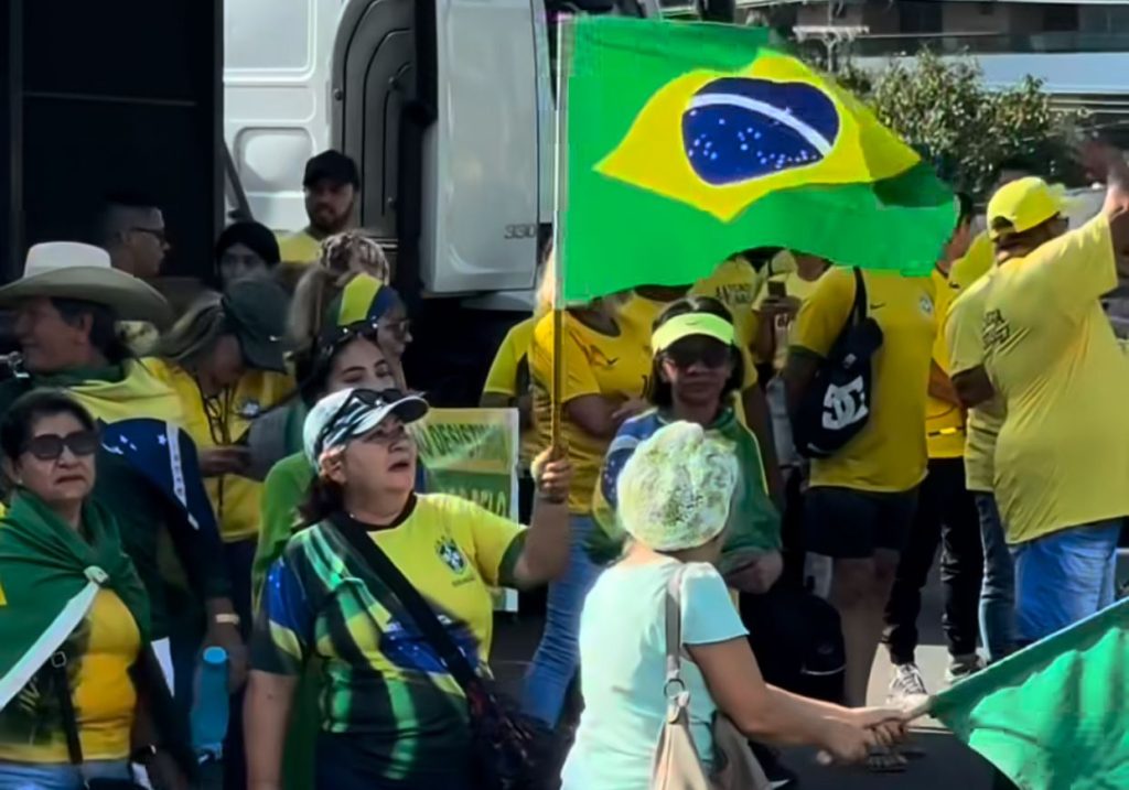 Manifestantes pró-Bolsonaro com bandeiras do Brasil durante protesto na Ponta Negra, em Manaus