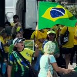 Manifestantes pró-Bolsonaro com bandeiras do Brasil durante protesto na Ponta Negra, em Manaus
