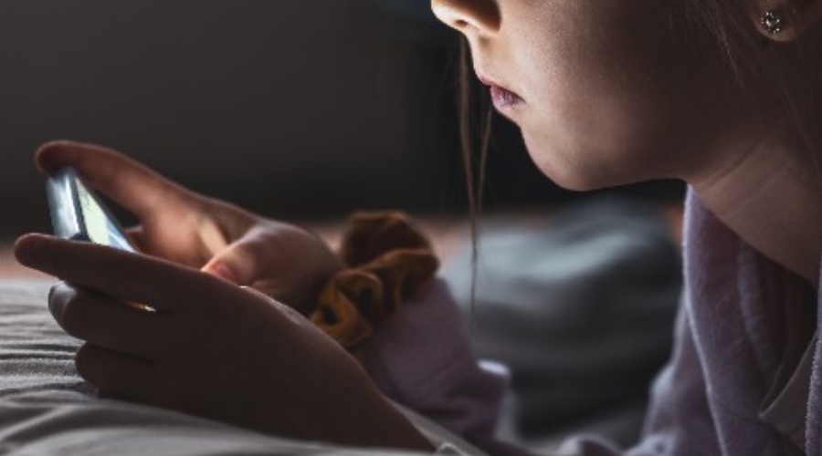 Criança de 11 anos é estuprada por jovem que conheceu pela internet no AM