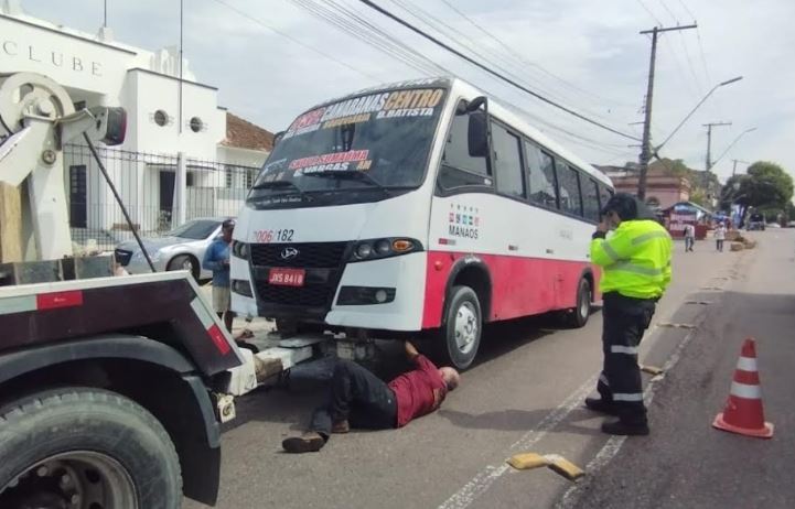 Micro-ônibus apreendido em Manaus durante fiscalização do IMMU
