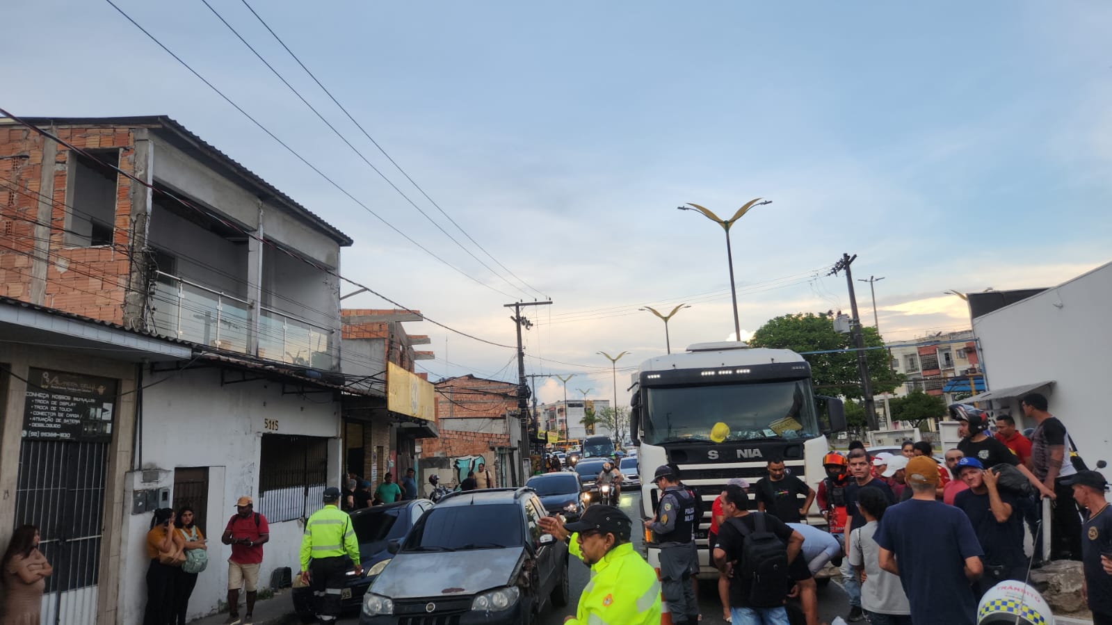 Motorista morre após sofrer mal súbito na avenida Cosme Ferreira, em Manaus