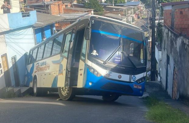 VÍDEO: Ônibus falha ao subir ladeira e atinge parede de casa em Manaus